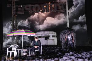 Tour De Force de seis horas “Hamlet” en Hamburgo, dirigido, con muchas autorreferencias irónicas, por el veterano legendario Frank Castorf