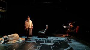 Aislamiento, deseo del consumidor y espíritu humano: una reseña de “La silla y el violonchelo”