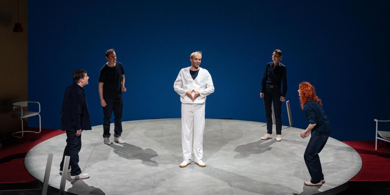 A Successfully Funny Perspective On Life Aspirations In State Theatre Oldenburg’s Production Of “Bondy Beach”