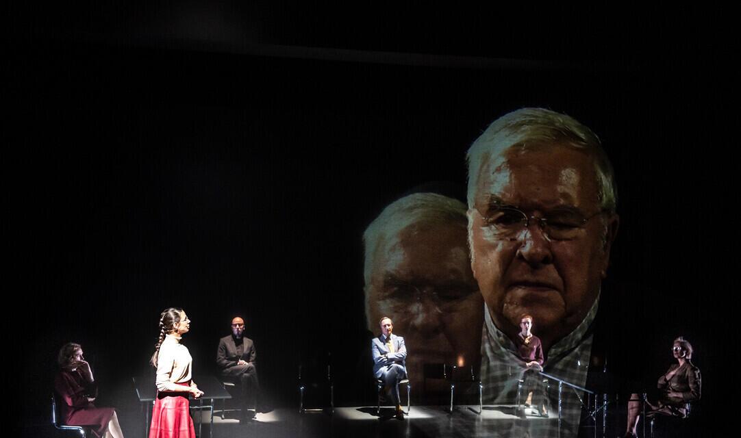 At The Düsseldorfer Schauspielhaus, “Gott ‘By Ferdinand Von Schirach Presents Its Tough Ethical Dilemma For The Audience To Vote On