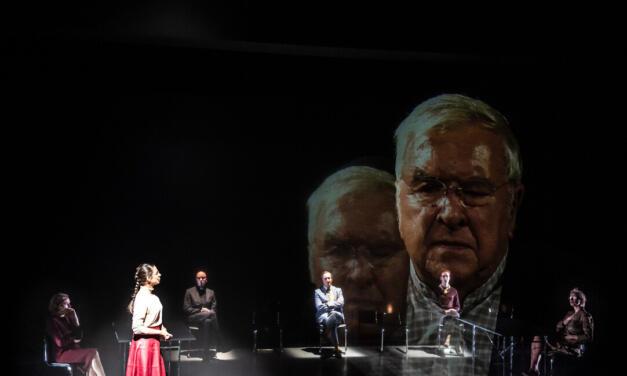 At The Düsseldorfer Schauspielhaus, “Gott ‘By Ferdinand Von Schirach Presents Its Tough Ethical Dilemma For The Audience To Vote On