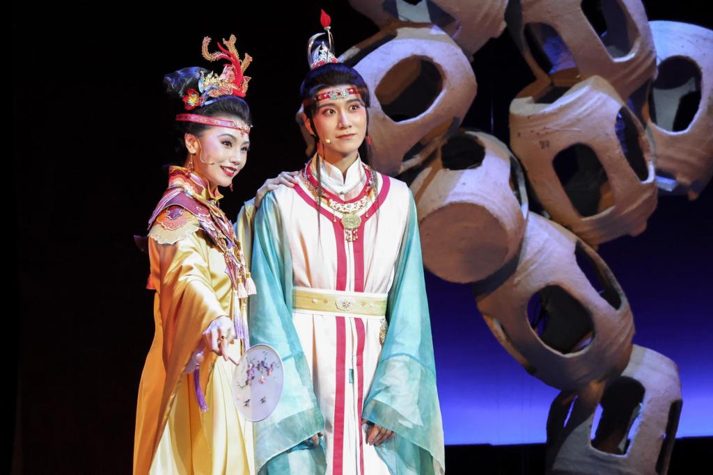 Bao Yu (Zhang Ze) and Dai Yu (Zhang Hui Fang). Press Photo. 
